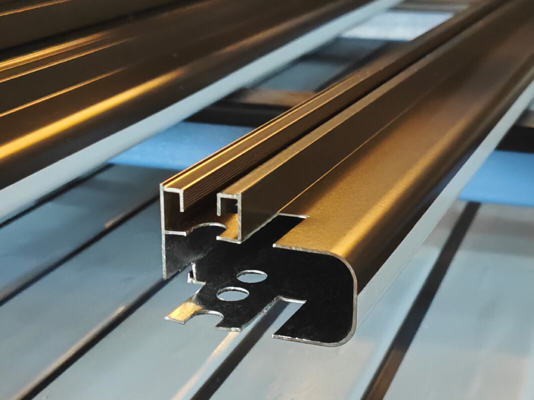 आंगन के दरवाजे और खिड़कियों के लिए मिश्र धातु 6063 पाउडर कोटिंग के साथ एल्यूमीनियम प्रोफाइल